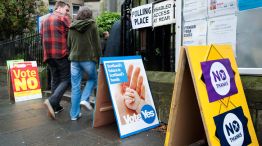 Votantes ingresar al lugar de votación en Edimburgo