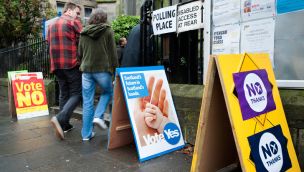Votantes ingresar al lugar de votación en Edimburgo