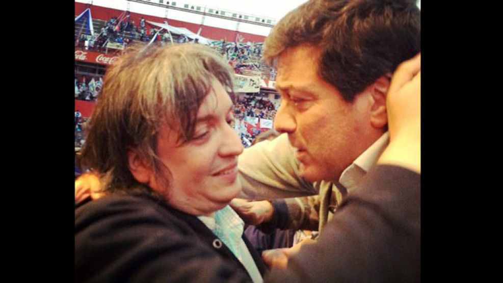 Mariotto se abrazó con Máximo Kirchner y publicó la foto en Twitter.