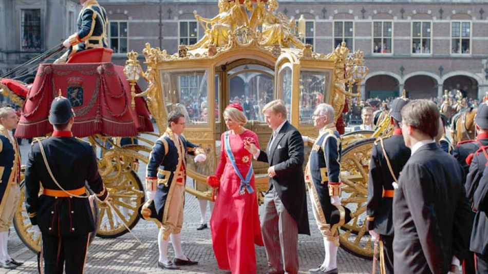 Carruaje. La reina lució un vestido rojo de seda con un sombrero al tono. Guillermo, jaquette.