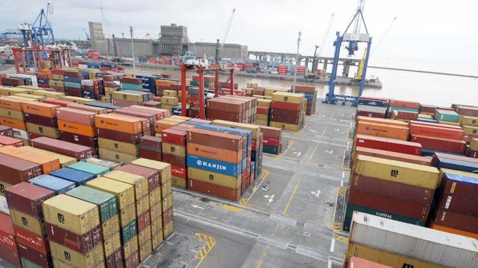 Contenedores frenados. La falta de dólares y el paro aduanero paralizaron el comercio.