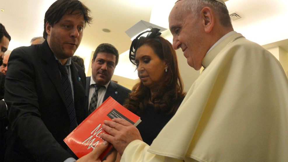 El Nunca Más, entregado por el radical Leandro Santoro, en las manos del Papa Francisco.