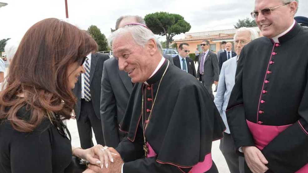 Llegada. Cristina fue recibida por el jefe de protocolo de la secretaría de Estado del Vaticano, monseñor José Adelino Bettencourt.