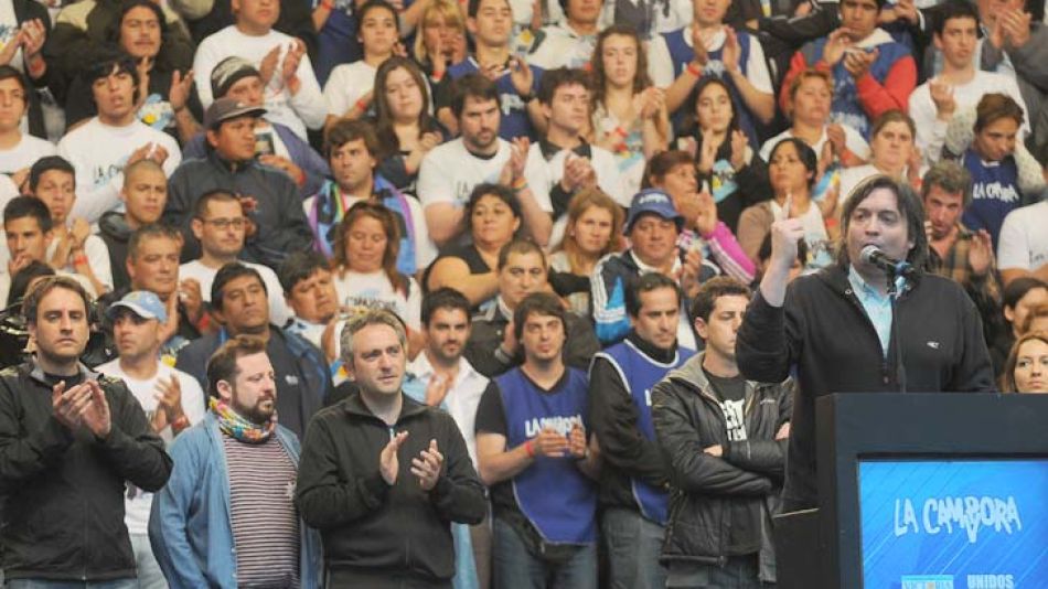 Aplaudidores. De Izq. a derecha. Juan Cabandié, José Ottavis, Andrés “el cuervo” Larroque, Máximo en el acto del 16 de septiembre en Argentinos Juniors.