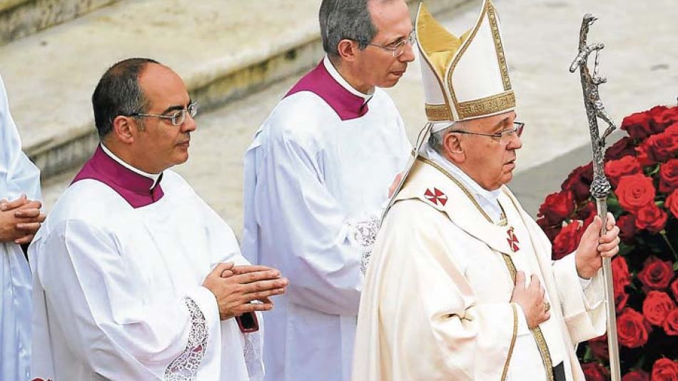 Fiel. El religioso comparte gran parte del día con Francisco.
