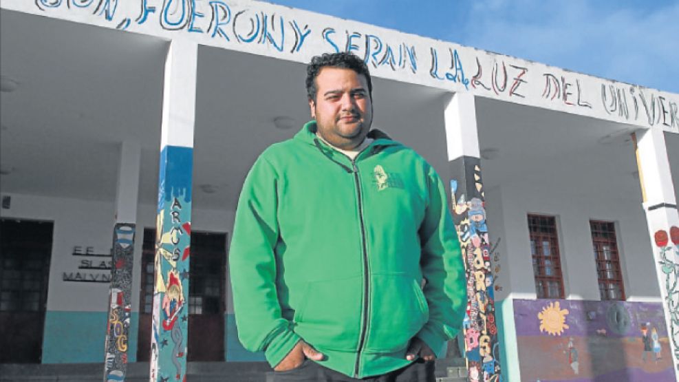 De vuelta en la escuela. Diez años después de esa mañana trágica, Rodrigo Torres posa frente al Instituto Islas Malvinas de Carmen de Patagones. 