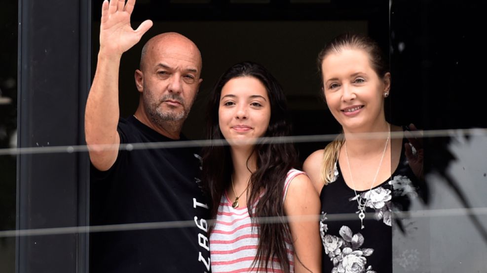 Familia. Ya en su casa, saluda junto a su hija y su mujer. 