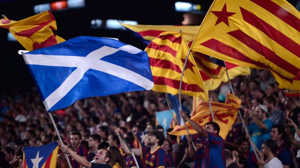 Multitud. La Saltire, o Cruz de San Andrés, escocesa, flamea junto a la Señera catalana en uno de los últimos partidos del Barça. Muchos catalanes quieren votar el 9 de noviembre desafiando a la oposi