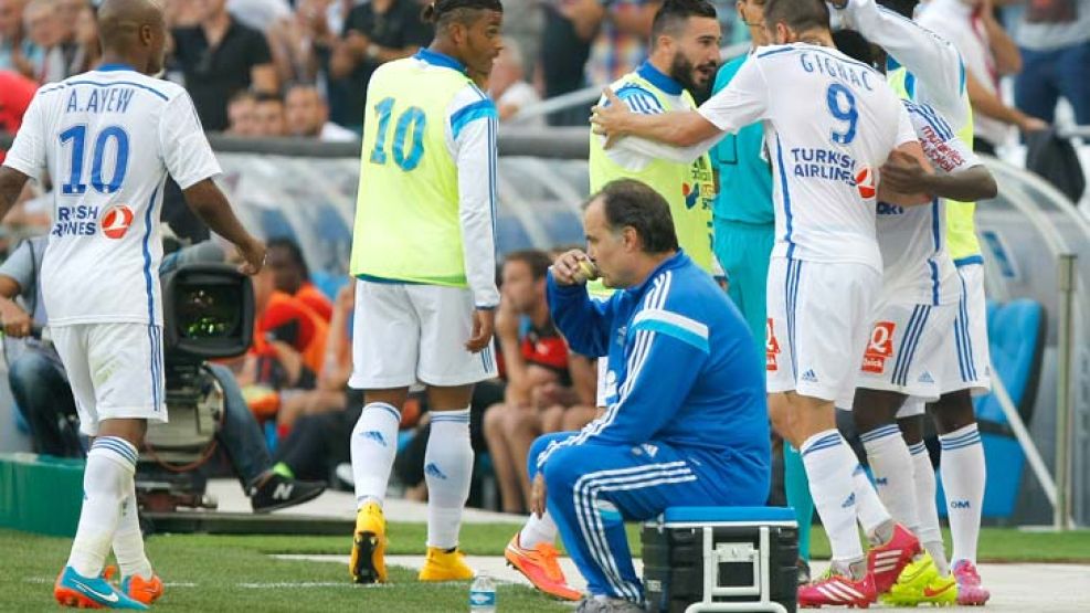 ¿Sólo o cortado? El técnico piensa, sus jugadores festejan.