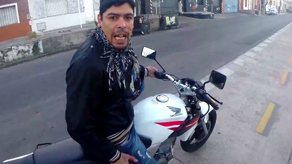 El turista candiense se encontraba realizando un documental por 195 países. Por eso filmó el asalto.