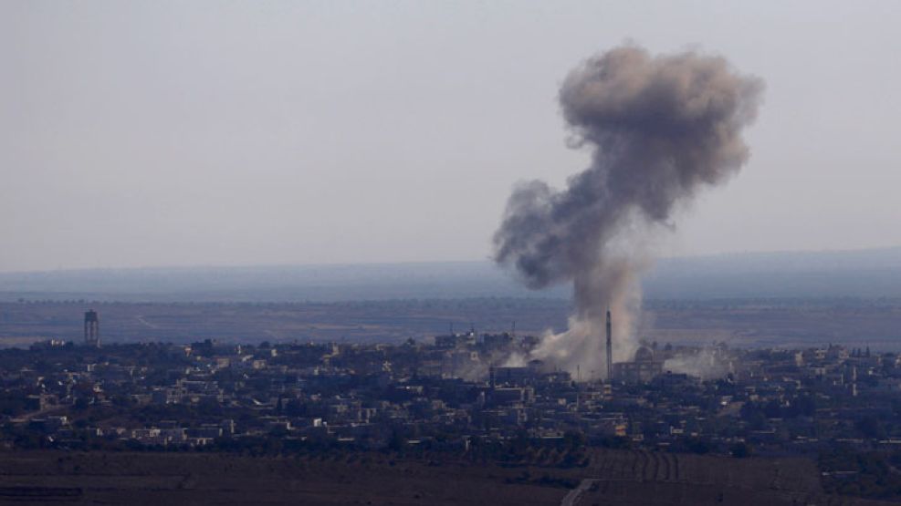 El humo se levanta en la localidad de Jubata al-Khashab en Siria.