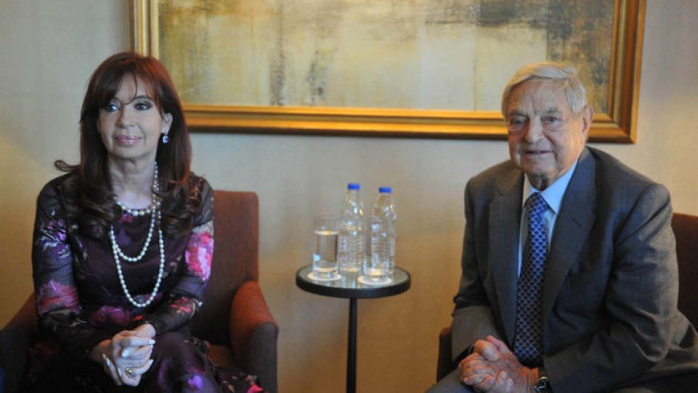 En medio del conflicto con los buitres, Cristina se reunió con Soros.