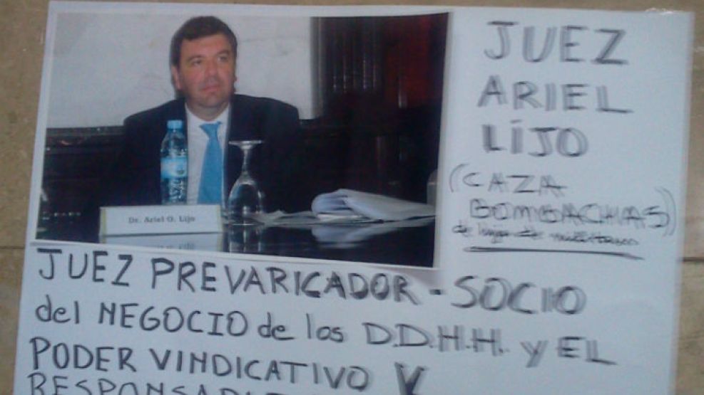 El cartel que colgaron contra el juez Ariel Lijo.
