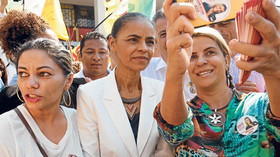 En las ‘ruas’. Marina junto a una candidata local, y Dilma entre la gente. La presidenta acusa a su principal rival de no estar preparada para el cargo, olvidando que ésa fue precisamente la principal