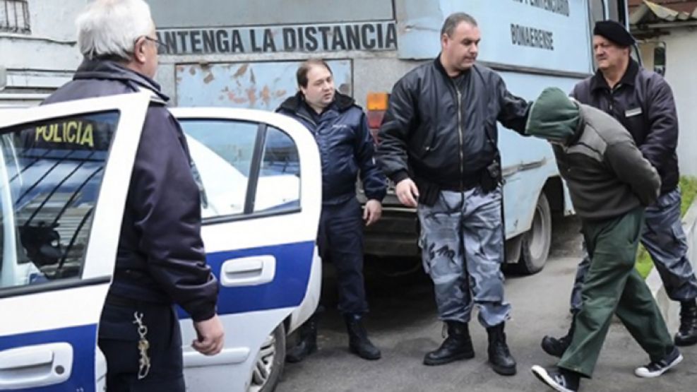 Preso. Guardias del Servicio Penitenciario Bonaerense (SPB) y policías participaron del arresto.  