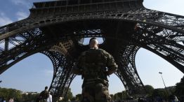 En guardia. La torre Eiffel estuvo bajo custodia militar esta semana, ante versiones de que EI podría cometer atentados en París.