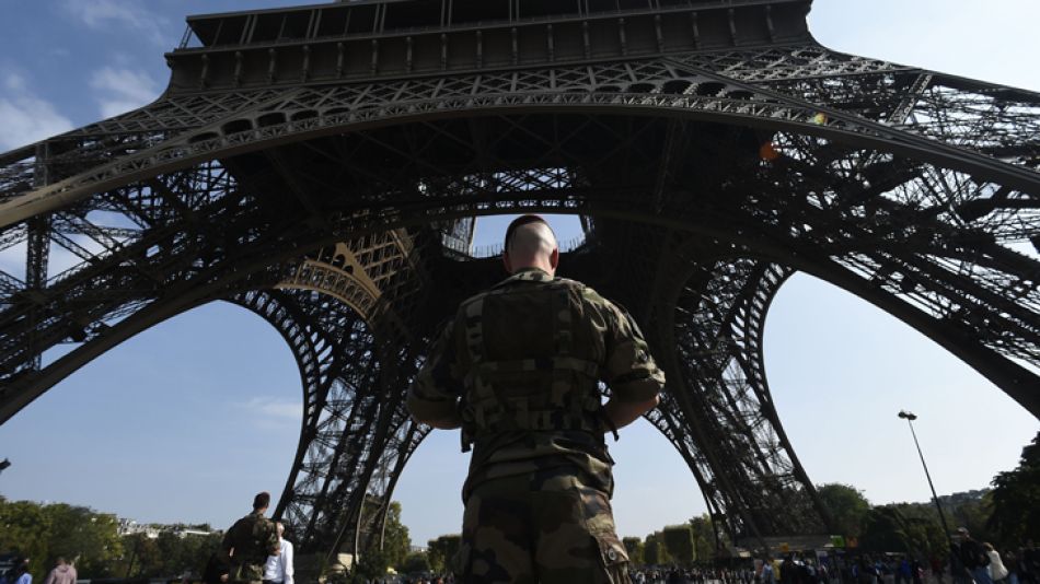 En guardia. La torre Eiffel estuvo bajo custodia militar esta semana, ante versiones de que EI podría cometer atentados en París.