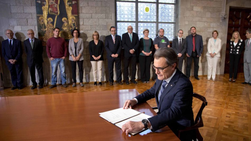 Solemne. El presidente autonómico, Artur Mas, firma ayer el llamado al “referéndum del 9N”.
