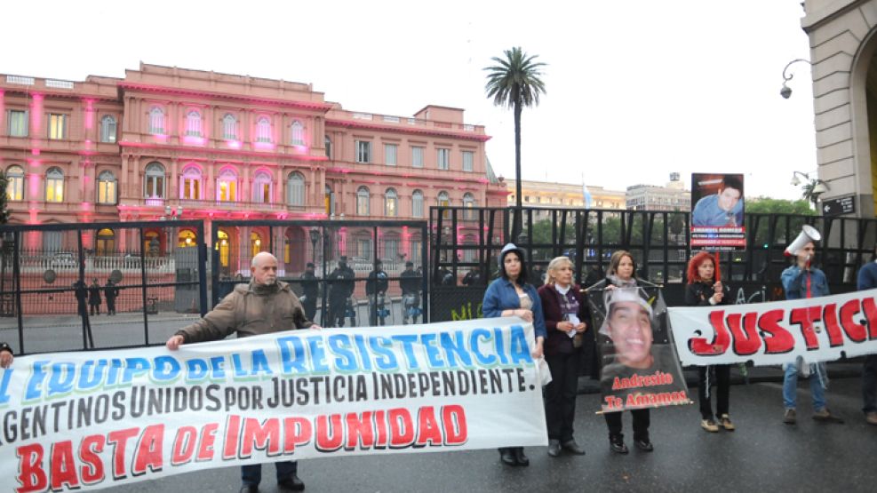 A la capital. Esta semana, las protestas alcanzaron la Plaza de Mayo, frente a la Casa Rosada.