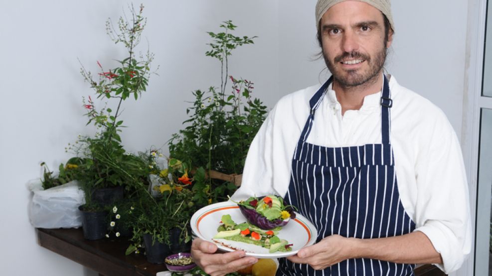 De autor. El chef Diego Castro utilizó para elaborar su plato ortiga y hojas de taco de reina.