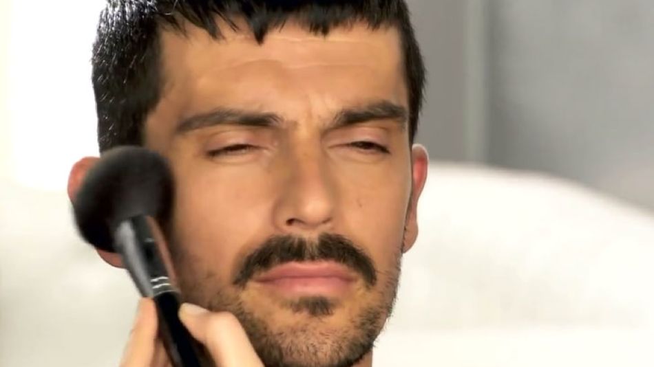 Coquetos. En internet hay muchos tutoriales y sitios que brindan consejos para que ellos mejoren su aspecto. Base, corrector de ojeras, polvo y rimmel están permitidos. En España, Francia e Italia la