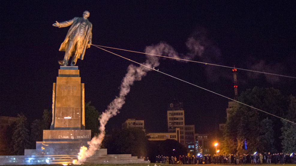 Otra gran estatua de Lenin es derribada en Ucrania tras la crisis separatista en el este del país.