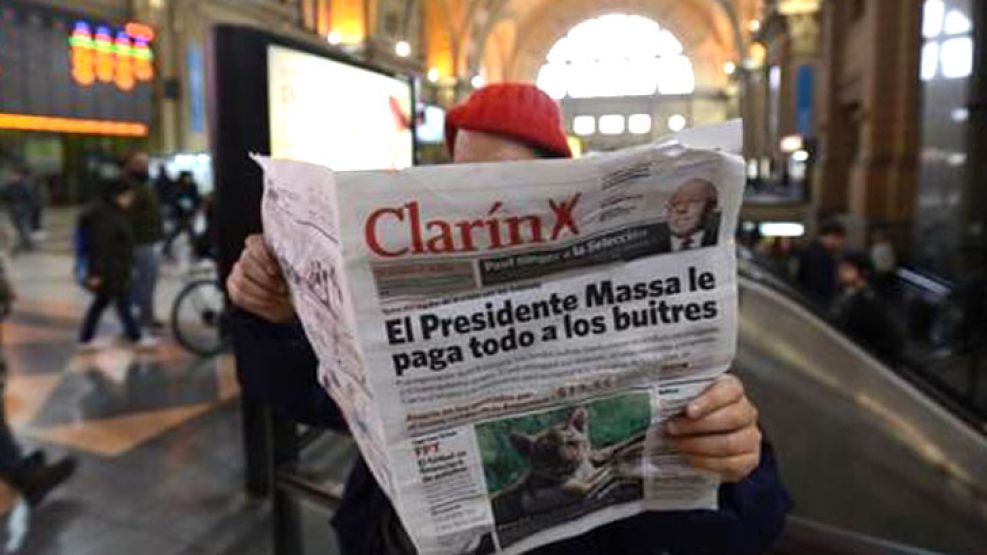 La Cámpora repartió un "Clarín trucho" con Massa, Cobos o Macri como presidentes