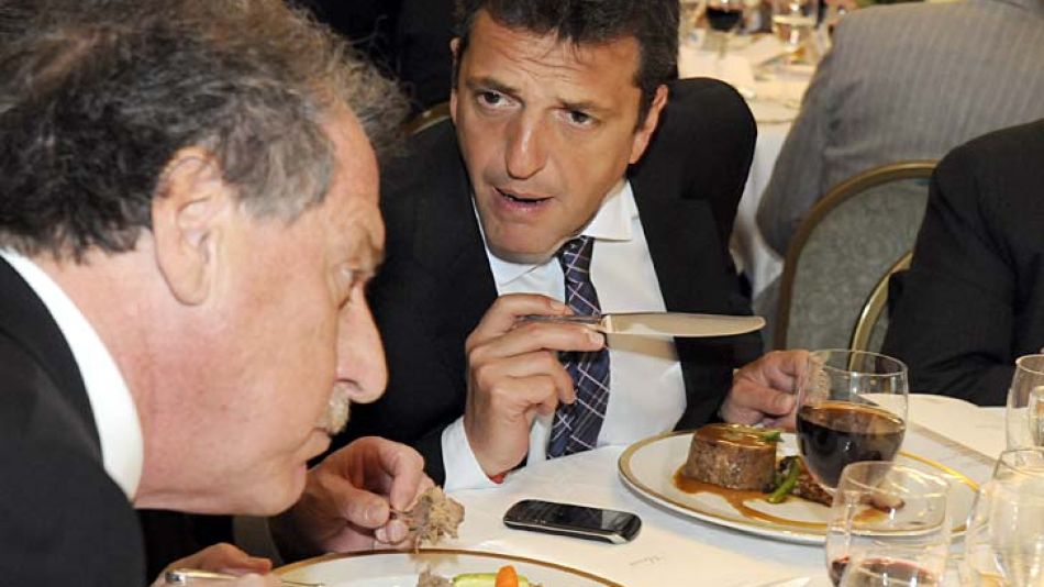 Jorge Brito habla con Sergio Massa.