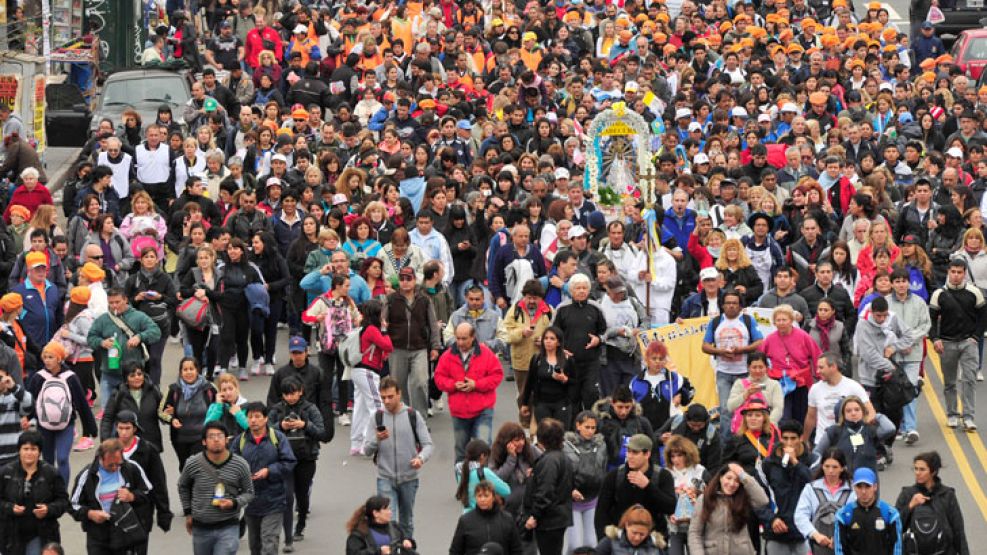 Ciento de miles de personas, en su mayoría jóvenes, caminaban hoy hacia la basílica de Luján.