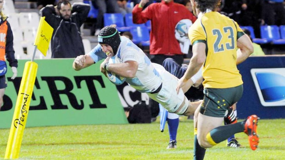 Remontada en marcha. Senatore se tira de cabeza para apoyar. Ese try marcó el inicio de la recuperación. Un triunfo histórico.