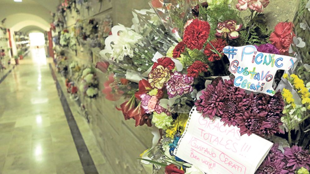 Santuario. Ayer por la mañana, varios fanáticos le llevaron cartas y flores a su ídolo en el cementerio de Chacarita.