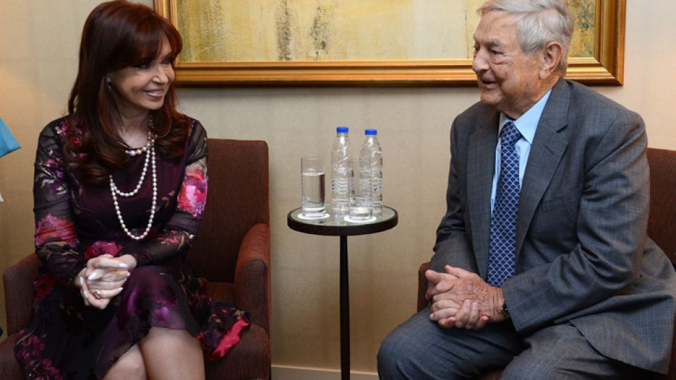 Socios capitalistas. El magnate de origen húngaro y el mexicano dialogan con la plana mayor de la Casa Rosada. Podrían ayudar con un puente hasta enero.