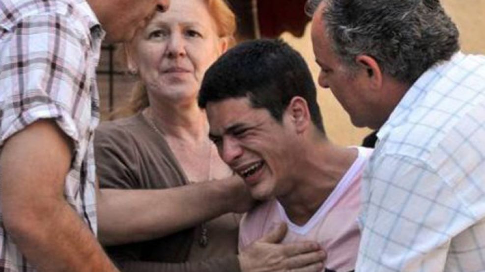 Villa Bosh: En octubre de 2013, Liliana Bargas (der.), llamada “la loca de los perros”, asesinó a tiros a Susana Zorzoni (izq.). Su único hijo (arr.) aún pide justicia.