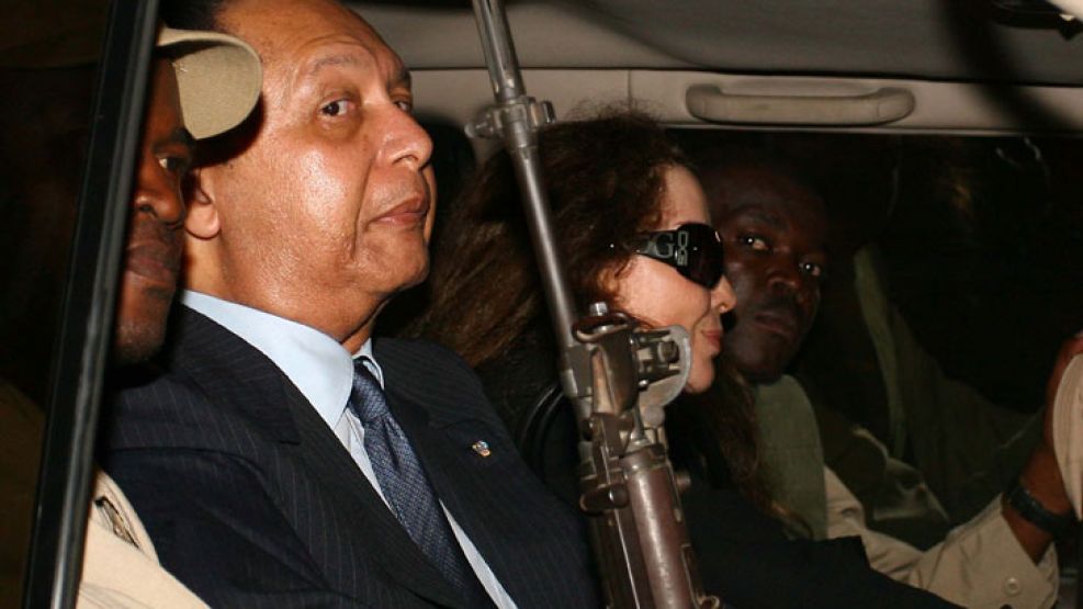 El 22 de abril de 1971, el día después de la muerte de su padre, Duvalier asumió el cargo de presidente vitalicio. Tenía 19 años.