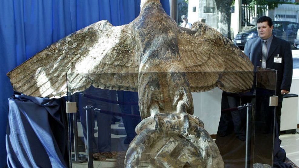 La pieza de bronce de 400 kilos de peso, de 2,8 metros de ancho por 2 de alto, con forma de águila con el símbolo de la esvástica fue lo más emblemático rescatado del Graf Spee.