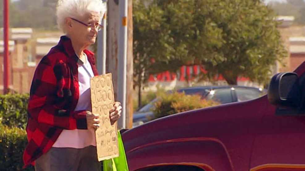 Pese a la gran repercusión que tuvo el video, la anciana seguía pidiendo monedas en Oklahoma.