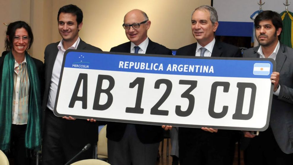 Héctor Timerman (Relaciones Exteriores), Julio Alak y Julián Álvarez (Justicia) son los funcionarios que presentaron la nueva patente.