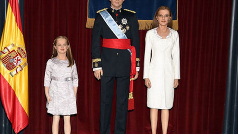 Aunque Felipe y Letizia ya tenían con sus respectivas estatuas, su vestuario fue modificado para adaptarse a su nuevo título de reyes. 
