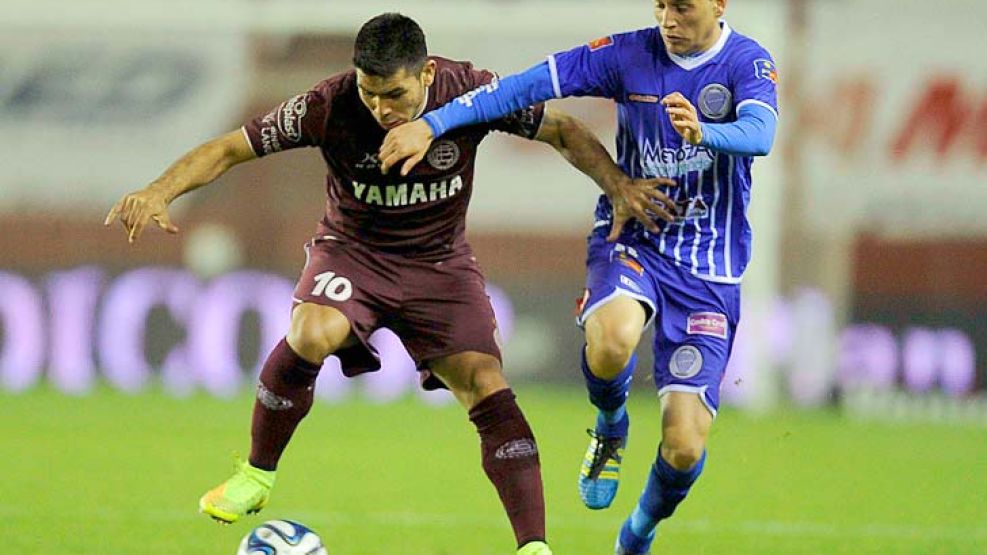 Figura. Romero con la pelota. El cordobés fue el mejor del partido: participó en los primeros dos goles de Lanús y marcó el tercero.