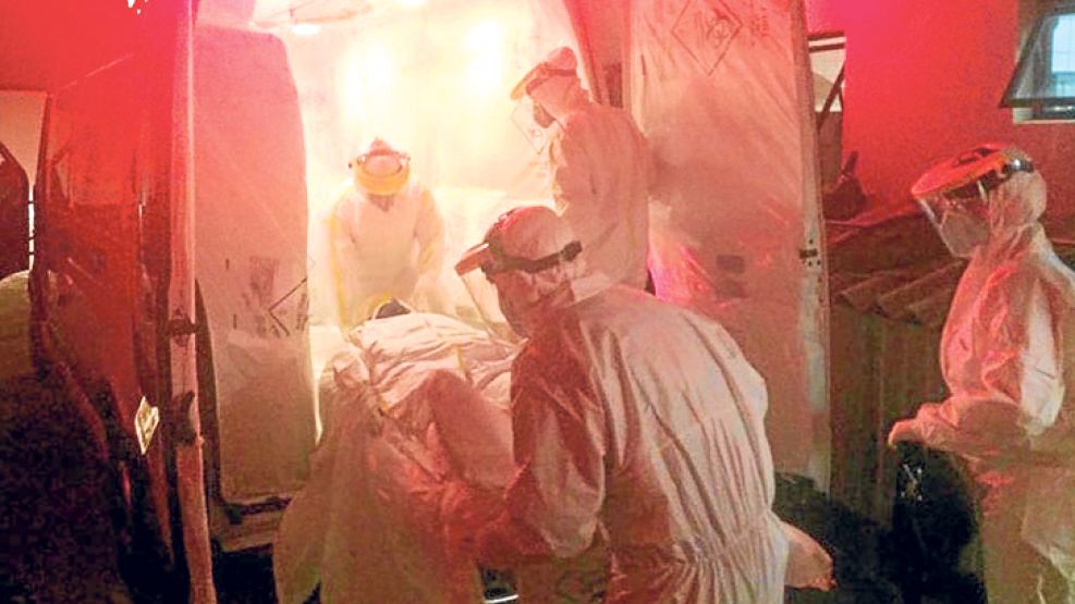Operativo. Médicos brasileños trasladan al paciente de 47 años sospechoso de Ebola hacia Río de Janeiro. Souleymane Bah ingresó a Brasil por el Aeropuerto de San Pablo según el registro de la policía.