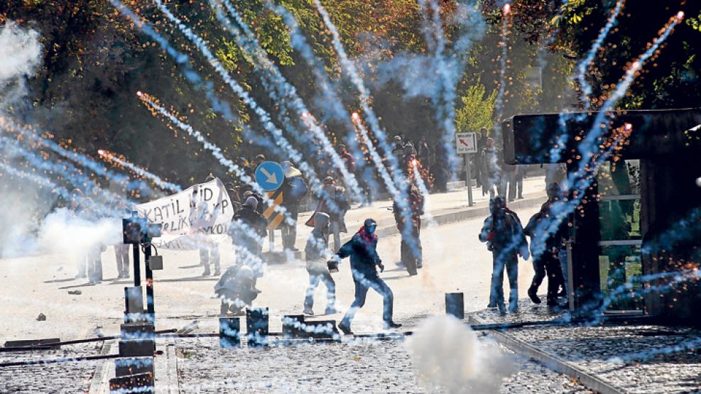 Protestas. Decenas de personas murieron en manifestaciones kurdas en favor de Kobane, en Siria.