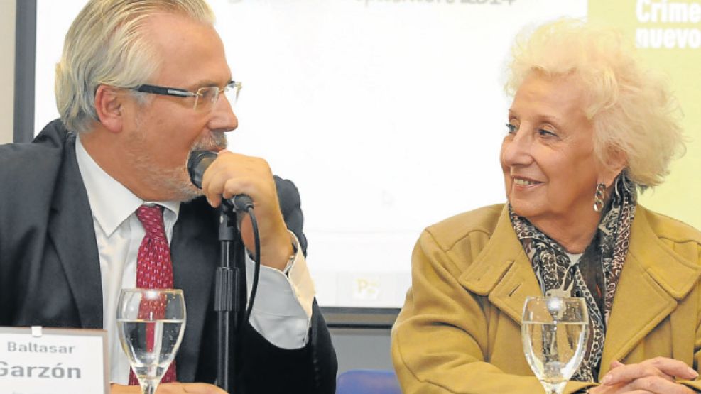 Sonrisas. El magistrado con Estela de Carlotto, que formó, junto a fiscales argentinos y españoles, los paneles de expertos convocados por la fundación de Garzón.