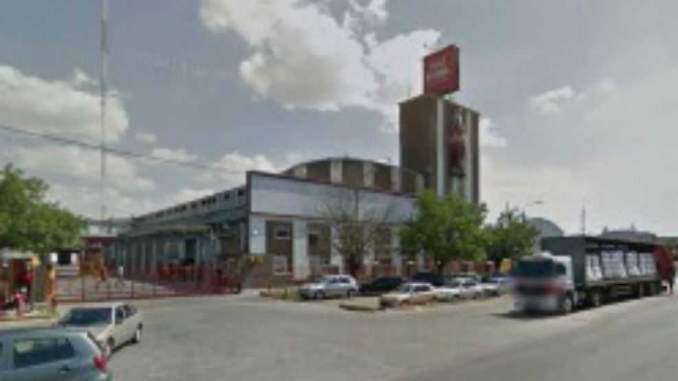  Un grupo comando, integrado por al menos diez delincuentes en dos camionetas, irrumpió en la planta distribuidora de gaseosas Coca-Cola.