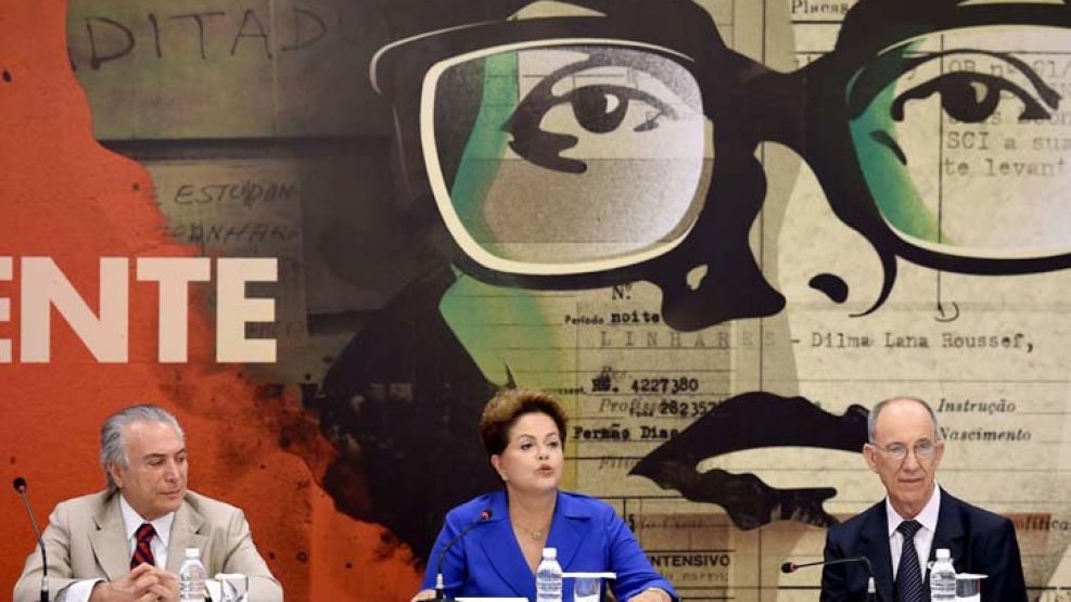 Pasado y presente. La mandataria y ex guerrillera posa frente a la imagen de la ficha de detención durante la dictadura.