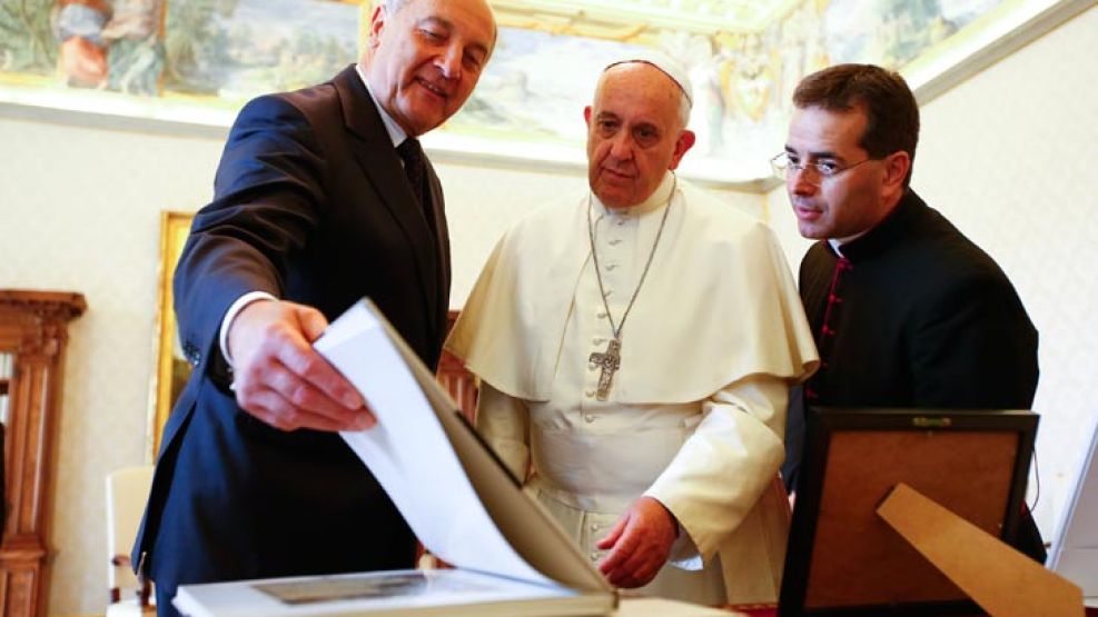 El papa Francisco recibirá el documento donde se plantea incorporar a los homosexuales a la Iglesia.