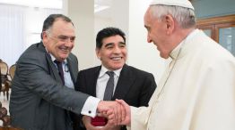 Valdés, junto a Maradona, al saludar al Papa Francisco.