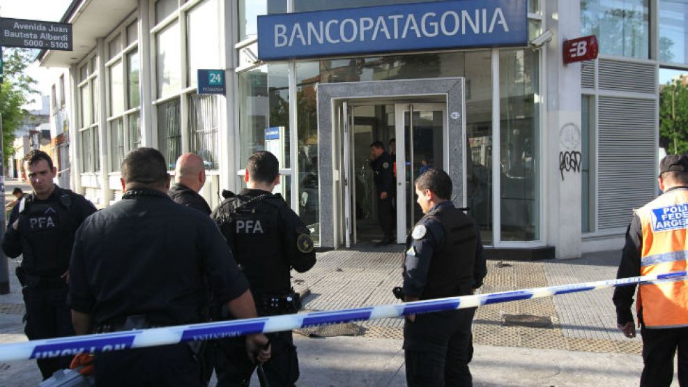  Un grupo de delincuentes instalaron en el cajero automático del banco Patagonia un artefacto explosivo de fabricación casera que hicieron detonar.