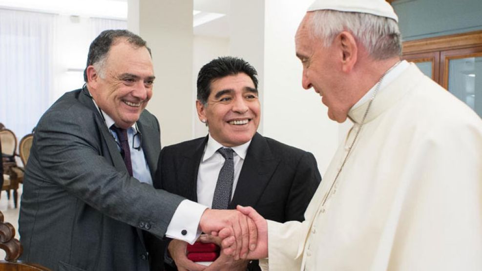 Valdés, junto a Maradona, al saludar al Papa Francisco.