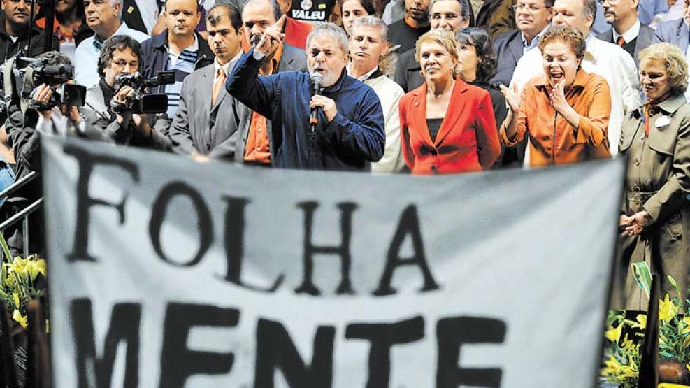 Deja vu. Dilma y Lula, en una imagen de archivo, sostienen una bandera contra el periódico Folha.