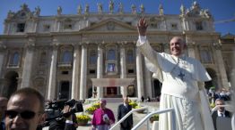 El Papa Francisco saluda al finalizar la beatificación, con la imagen de Pablo VI a sus espaldas.